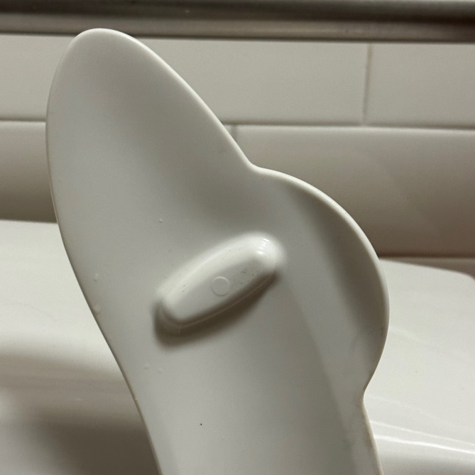 Toilet seat with handle